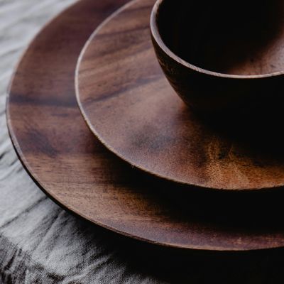 assiette-en-bois-plate-creuse-et-bol
