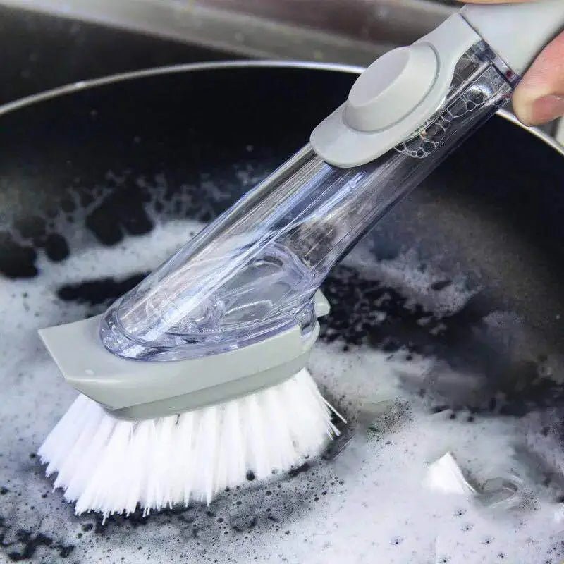 brosse-vaisselle-avec-reservoir-nettoyant-une-poele