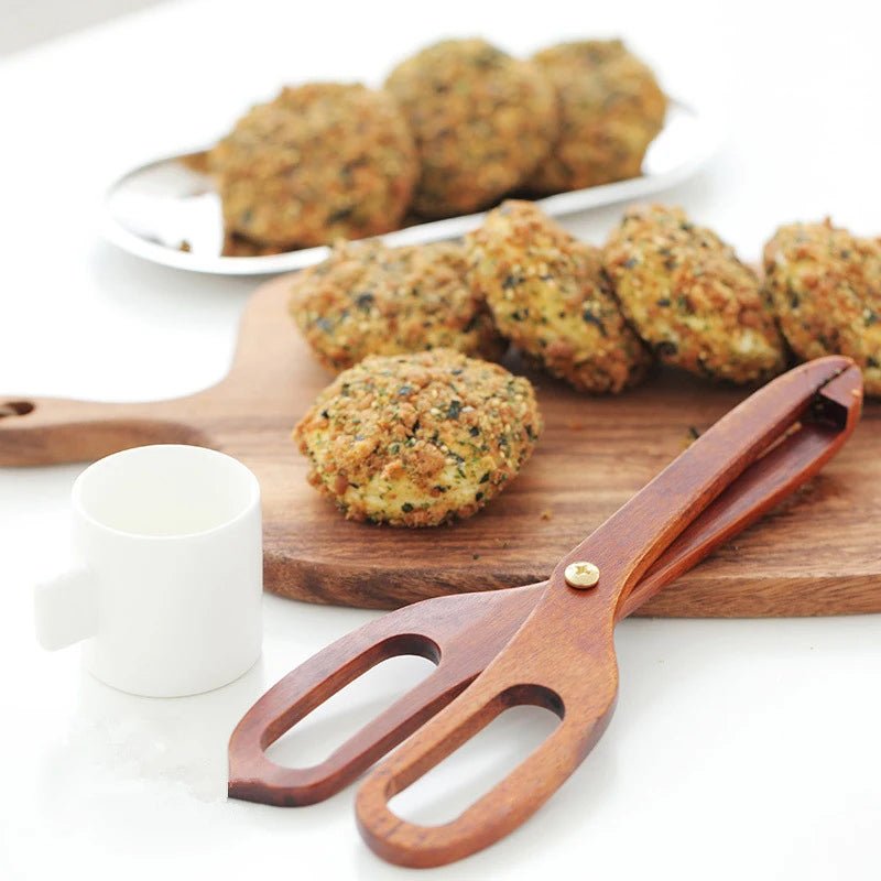 ciseaux-cuisine-en-bois-et-boulettes-de-viande