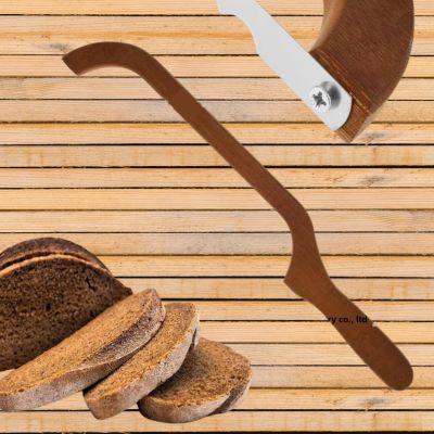 couteau à pain gros plan sur la lame et tranches de pain complet