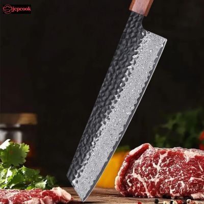 couteau-japonais-kiritsuke-plante-dans-une-planche-a-decouper