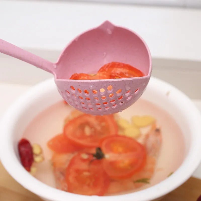 cuillere-passoire-rose-preleve-des-tomates