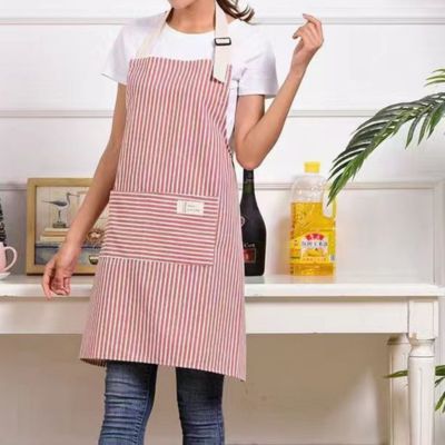 jeune-femme-avec-tablier-de-cuisine-rose