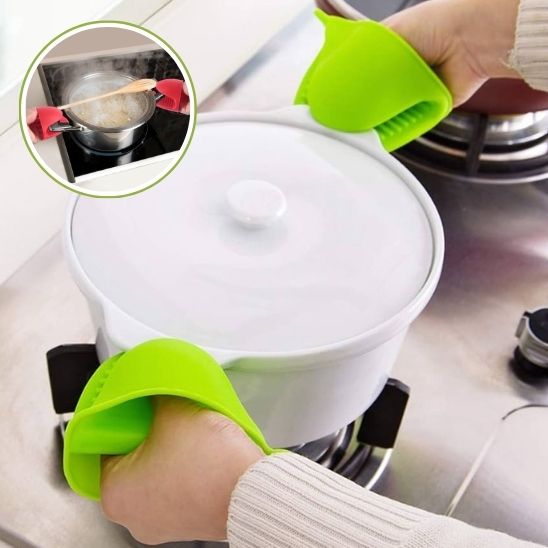 paire-de-gants-anti-chaleur-verts-tenant-une-cocotte