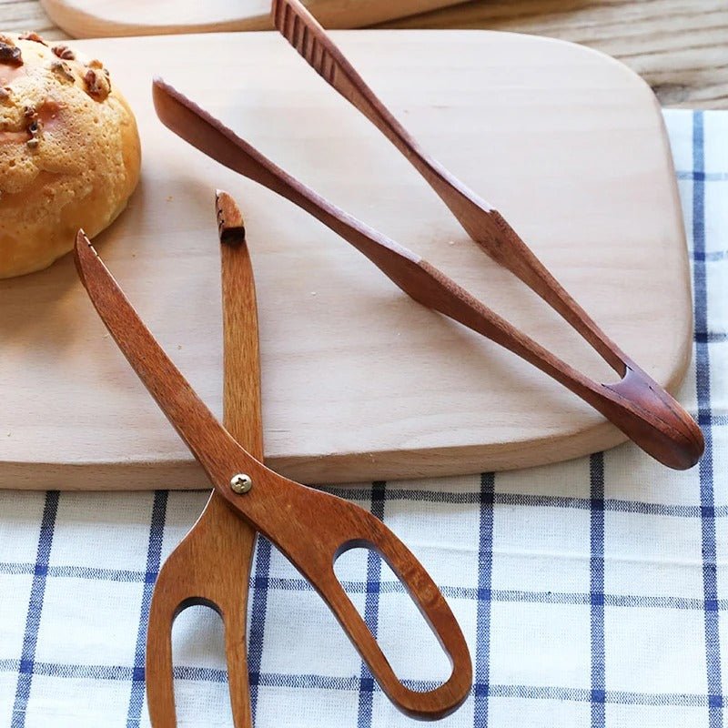 pince-de-cuisine-et-ciseaux-cuisine-en-bois-sur-une-planche