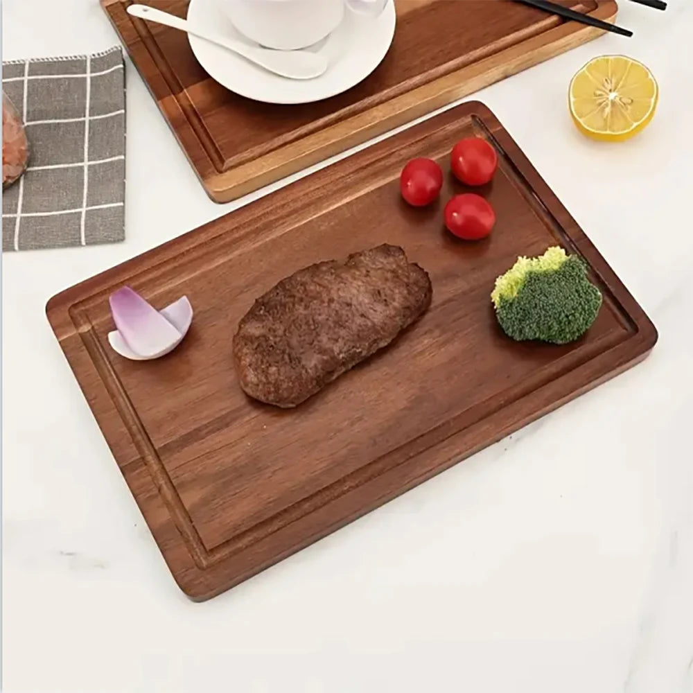 planche-a-decouper-en-bois-avec viande-et-tomates