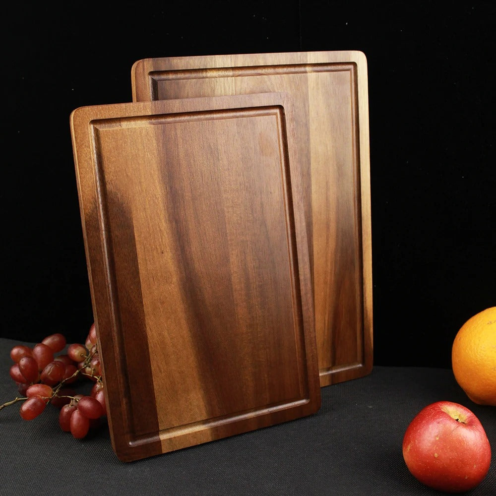 planches-a-decouper-en-bois-posees-contre-le-mur-pres-d-une-grappe-de-raisin