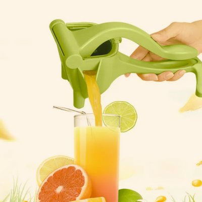 presse-agrume-manuel-versant-un-jus-de-pamplemousse