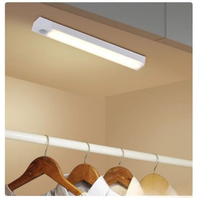 reglette-led-cuisine-au-plafond-d-une-penderie