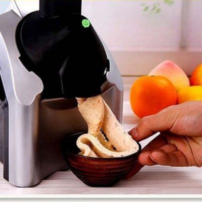 sorbetiere-faisant-une-glace-aux-agrumes