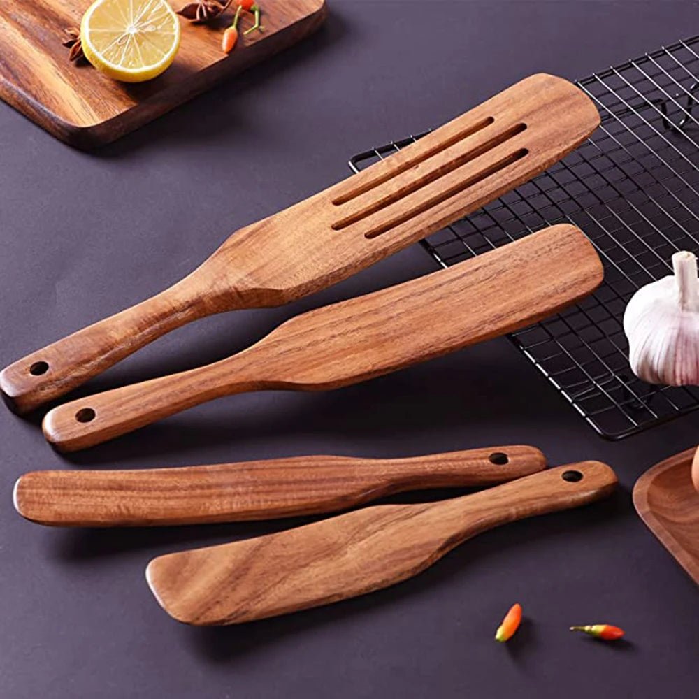 spatule-cuisine-en-bois-de-teck-sur-une-table