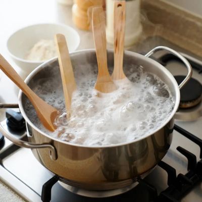 nettoyer les cuillères en bois avec bicarbonate