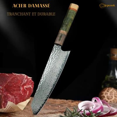couteau japonais SANTOKU planté dans une planche à découper, avecun morceau de viande et des oignons à côté