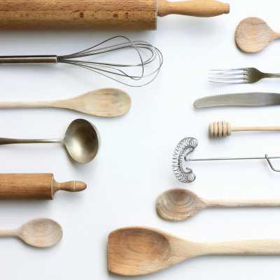 divers ustensiles de cuisine posés sur un plan de travail
