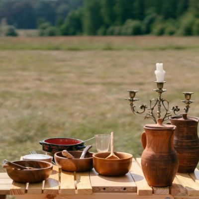 Table avec des bols et des carafes d'huile pour bois alimentaire