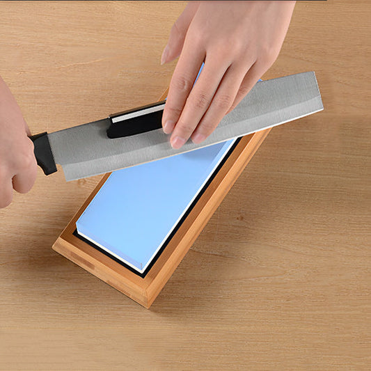 pierre àaiguiser stonaria bleu affûte un couteau en utilisant le guide d'angle