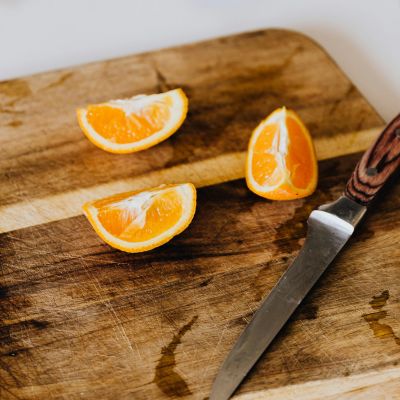 planche à découper en bois complètement fissurée