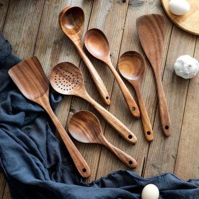 ensemble d'ustensiles de cuisine en bois étalés sur plan de travail