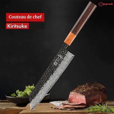 couteau de chef kiritsuke, couteau damas planté dans une planche à découper à côté d(un rôti de boeuf