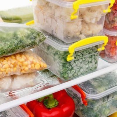 aliments congelés rangés dans des boites dans le congélateur