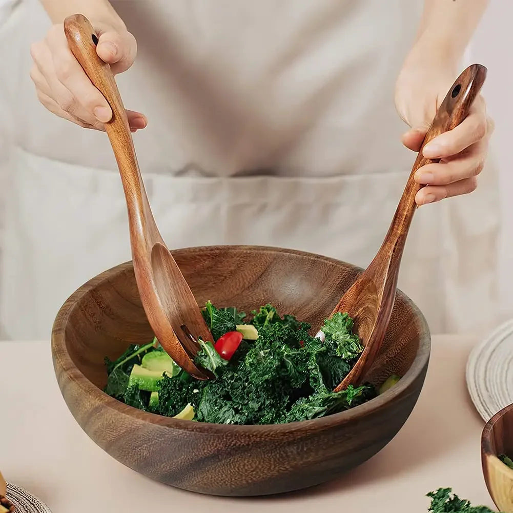 salade-verte-dans-un-bol-en-bois-d-acacia