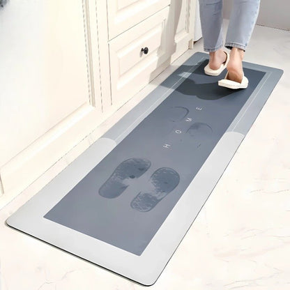 traces de pas mouillées sur un tapis de cuisine gris
