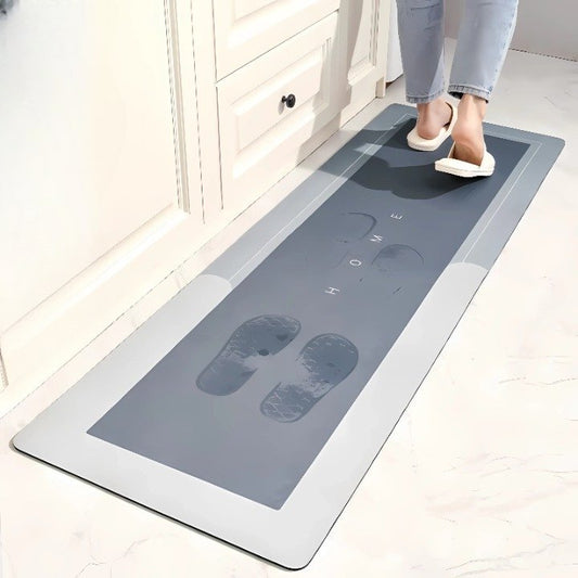 traces de pas mouillées sur un tapis de cuisine gris