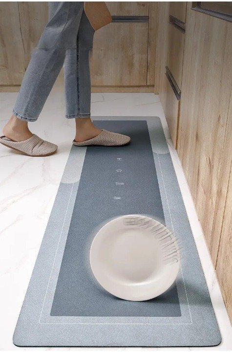 une assiette tombe sur le tapis de cuisine et ne se casse pas