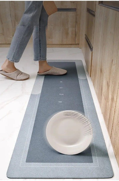 une assiette tombe sur le tapis de cuisine et ne se casse pas