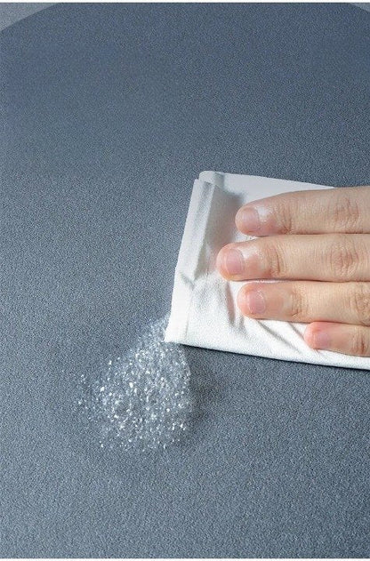 ue main essuie une eau savoneuse sur le tapis de cuisine