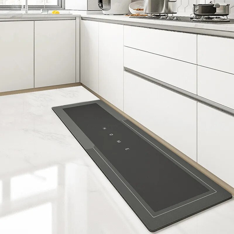 tapis de cuisine noir sur le sol de la cuisine devant l'évier