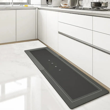 tapis de cuisine noir sur le sol de la cuisine devant l'évier