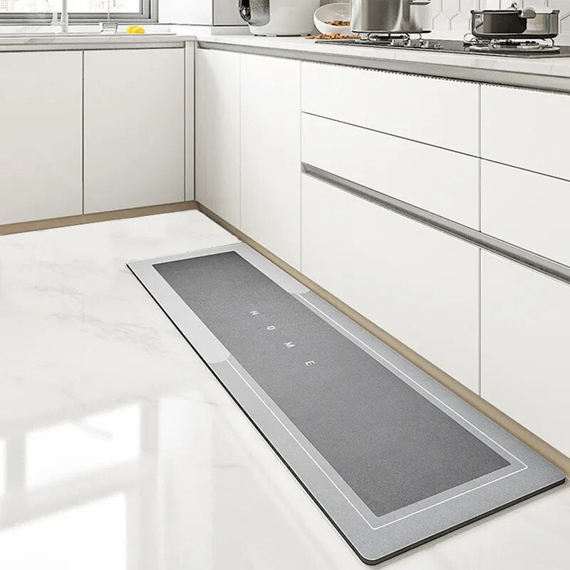 tapis de cuisine gris posé sur le sol de la cuisine, devant les placards
