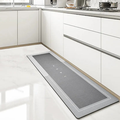 tapis de cuisine gris posé sur le sol de la cuisine, devant les placards
