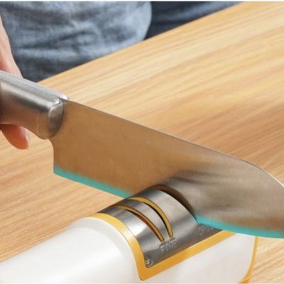 aiguiseur couteau electrique en gros plan
