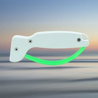 aiguiseur-de-couteaux-professionnel-en-premier-plan-devant-coucher-de-soleil