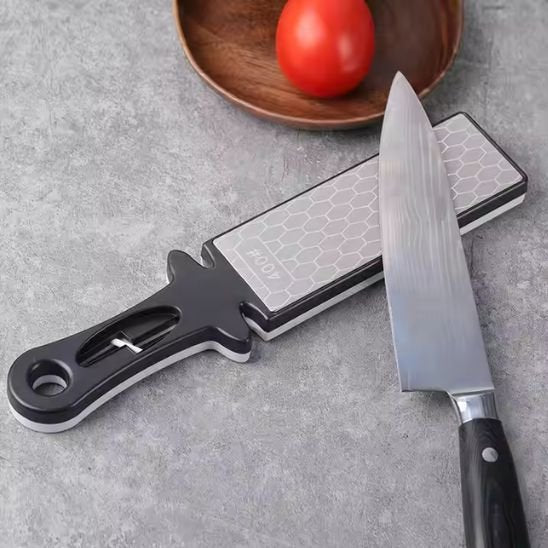 aiguiseur de couteaux avec couteau de cuisine et tomate