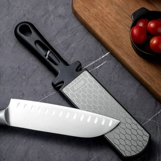 aiguiseur de couteaux à côté d'une planche à découper en bois