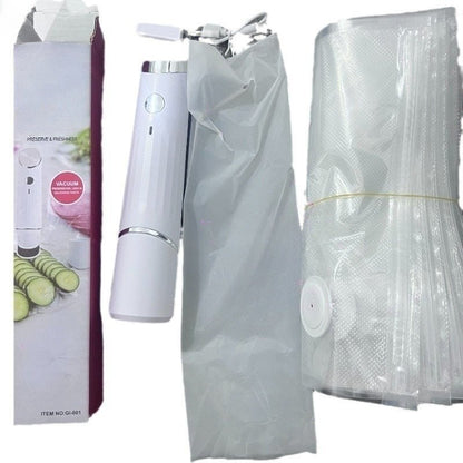 Aspirateur sous vide portable blanc avec embout et sachets plastiques scellés sur fond blanc.