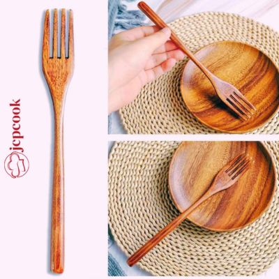 assiettes en bois présentées avec une fourchette en bois d'acacia