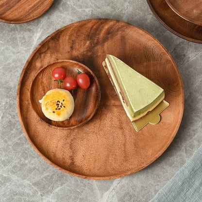 assiettes-en-bois-platoa-avec-un-gateau