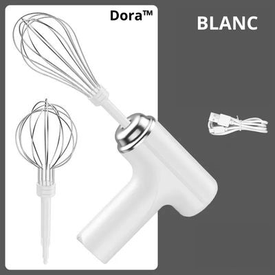 Batteur électrique Dora blanc avec fouets métalliques et accessoire utilisé, noir et blanc.
