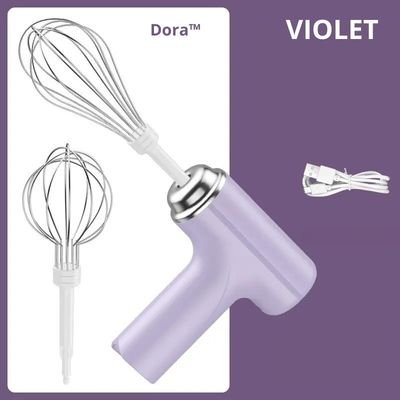 Batteur électrique violet Dora™ avec fouets amovibles et câble USB à l’arrière-plan violet.