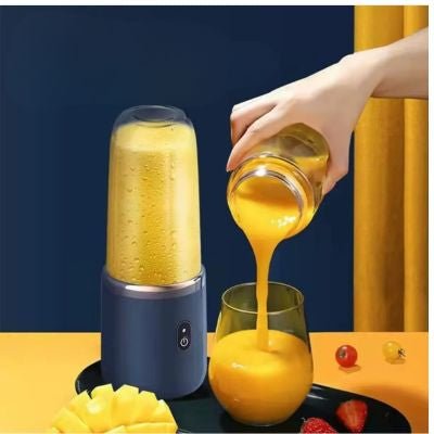 smoothie à la mangue versé dans un verre, deux fraises posées à côté