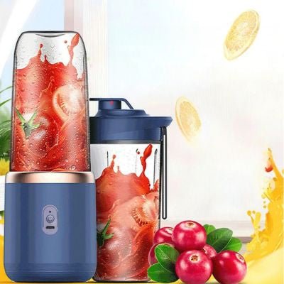 blender smoothie faisant un jus de tomates avec des tomates posées à côté