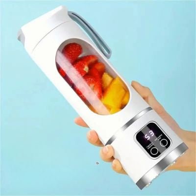 main tenant un blender smoothie blanc contenant des fraises et de la mangue,  sur fond bleu clair