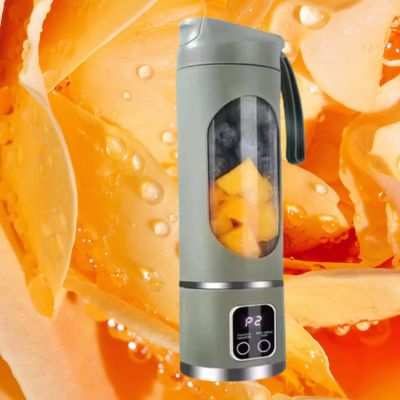 blender smoothie vert  sur un fond orange