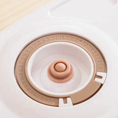 Boîte de conservation alimentaire sous vide vue du bouchon et du système de serrage à bague graduée pour les dâtes,