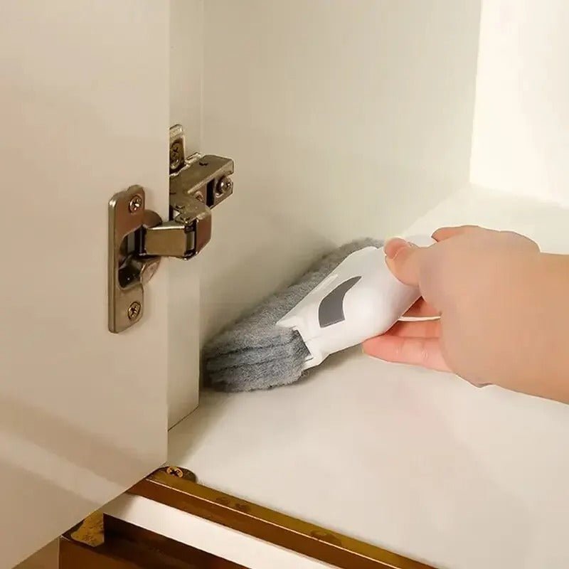 brosse nettoyage nettoie l'intérieur d'un placard