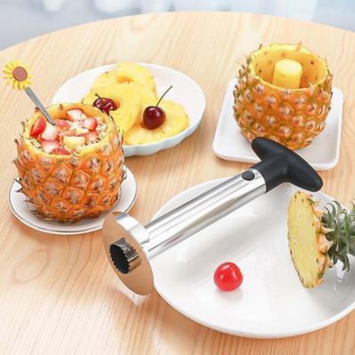 coupe-ananas-spirale-avec-salade-de-fruits